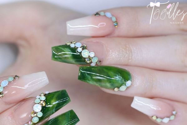 Màu móng hợp mệnh Mộc